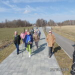 Aktywność Seniorów Dziennego Domu "Senior+" w Rzekuniu na alejce "Czarna dróżka".